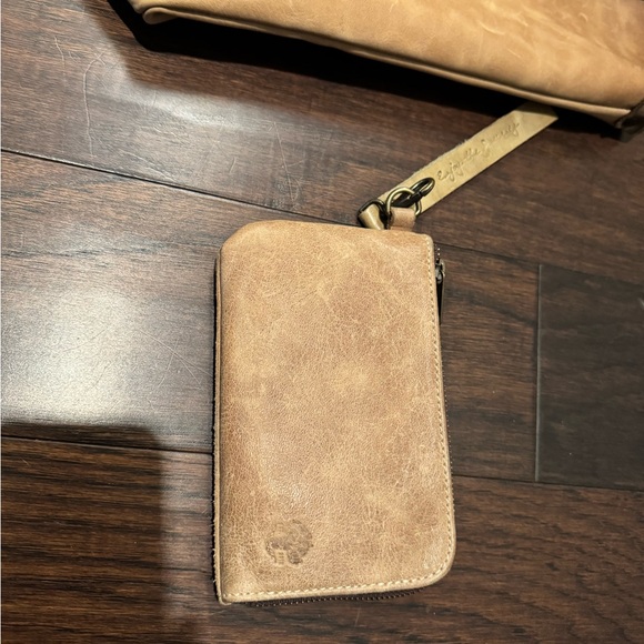 Oak River v tote brown leather with coordinating clutch wristlet set - Picture 3 of 9